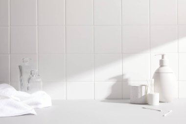 Boş banyo lavabosu, ayna ve havlu..