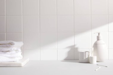 Beyaz bir banyo duvarında beyaz havlu..