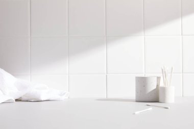 Havlu ve aksesuarlı banyo..