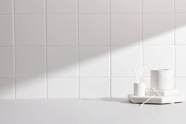 Kopya alanı olan boş bir banyo..