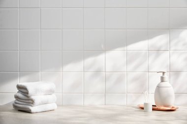 Modern banyo havlusu ve beyaz fayanslı..