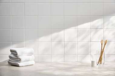 modern banyo içi boş beyaz fayanslarla dolu.