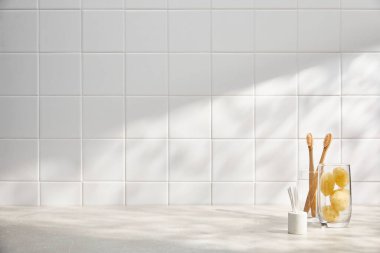 Beyaz kiremitler ve seramik fayanslarla modern beyaz mutfak..