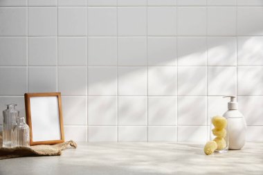 Banyoda beyaz seramik fayanslar ayna, beyaz banyo havlusu ve beyaz küvet..