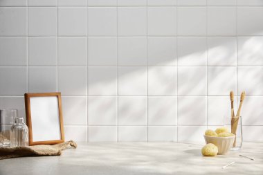 Seramik fayansları ve seramik fayansları olan boş seramik fayans mutfağı..