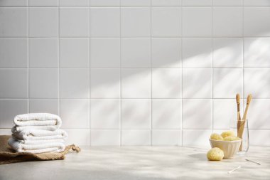 Beyaz banyo içi havlu ve sabunla dolu..