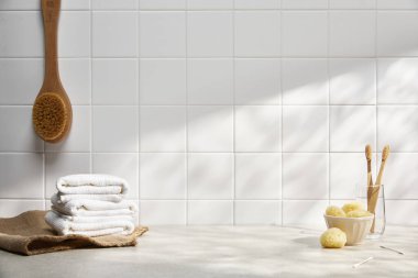 Açık arkaplanda banyo aksesuarları olan kompozisyon.