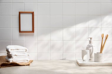 Beyaz seramik fayanslar ve havlularla modern banyo iç tasarımı.