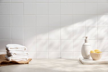 Beyaz havlu, havlu ve banyo aksesuarları beyaz mermer arka planda.