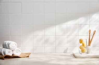 Spa konsepti. banyo aksesuarları ve havlular.