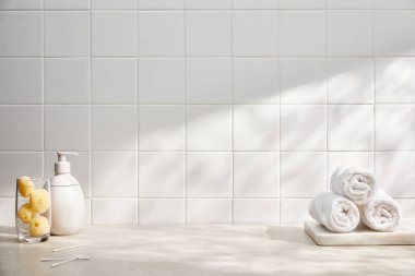 Banyo içi. beyaz kiremitler, havlu ve sabun.