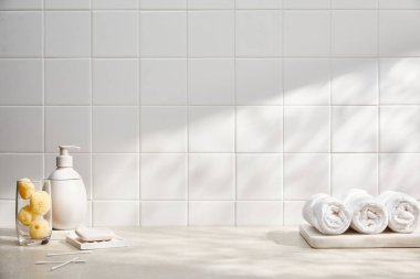 Banyo içi beyaz. seramik fayanslı modern banyo..