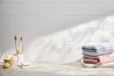 Modern mutfak havlularla dolu..