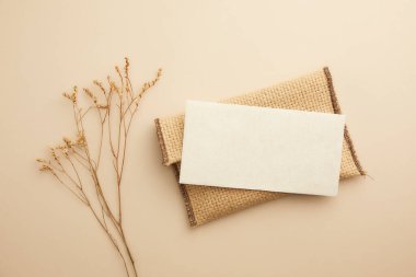 Bej renkli keten arka planda boş boş karton kutu