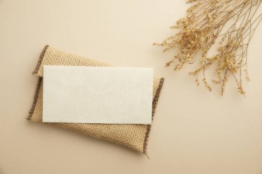 keten kumaş arkaplan üzerine altın kağıtlı beyaz boş tuval.