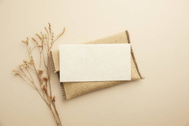 Bej arka planda boş kağıt ve beyaz keten peçete. tasarım için modelleme.