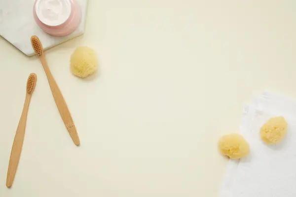 Beyaz arka planda bebek aksesuarları olan düz bir kompozisyon. Metin için boşluk. en üstteki görünüm.