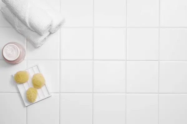 Beyaz arka planda spa malzemeleri seti.