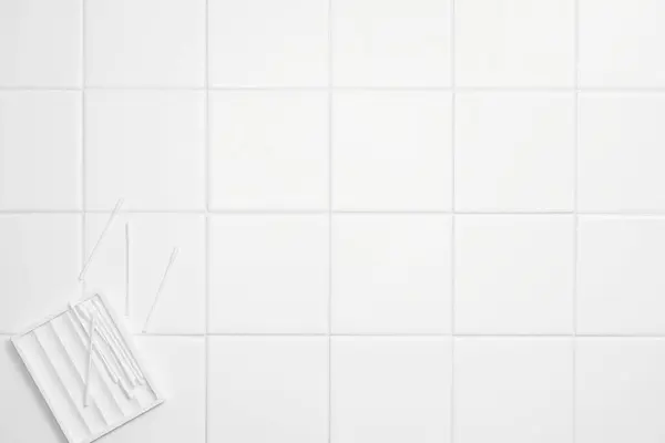 Beyaz arka planda asılı beyaz tuvalet kağıdı.