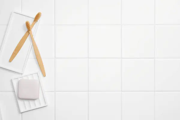 Tuvalet kağıdı ve gri arka planda fırçayla düz bir kompozisyon. Metin için boşluk.