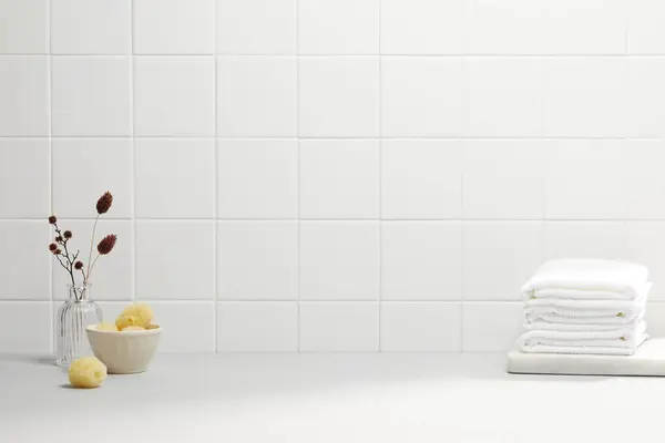 Rahat beyaz küvetli modern banyo..