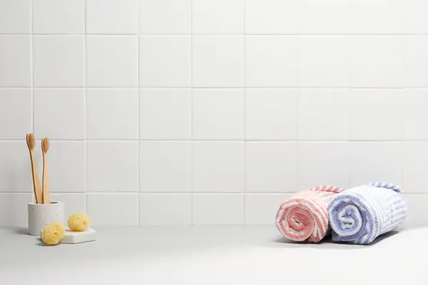 beyaz arka planda modern temiz mutfak aksesuarları.