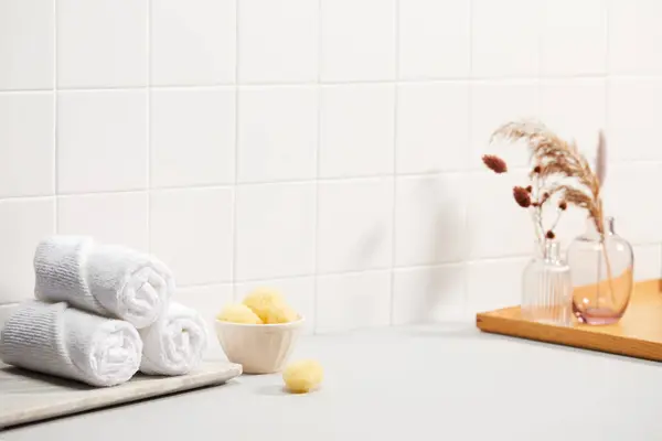 Mutfak lavabosu, sabun, beyaz havlu ve bir bardak su, mutfakta beyaz bir sabun..