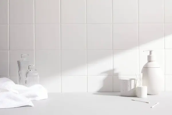 Boş banyo lavabosu, ayna ve havlu..