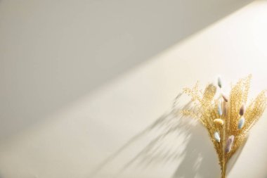 Beyaz masada güzel altın Paskalya yumurtaları, yakın plan. Paskalya Bayramı kutlaması