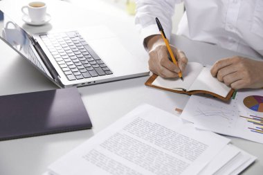 Modern Ofiste Veri Analizi, Dijital Araçlar ve Üretim Elementleri ile Profesyonel İş Akışı