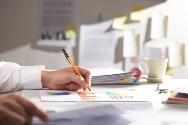 Modern Ofiste Veri Analizi, Dijital Araçlar ve Üretim Elementleri ile Profesyonel İş Akışı