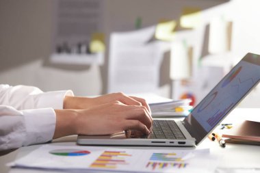 Modern Ofiste Veri Analizi, Dijital Araçlar ve Üretim Elementleri ile Profesyonel İş Akışı