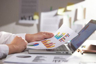 Modern Ofiste Veri Analizi, Dijital Araçlar ve Üretim Elementleri ile Profesyonel İş Akışı