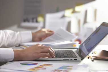 Modern Ofiste Veri Analizi, Dijital Araçlar ve Üretim Elementleri ile Profesyonel İş Akışı