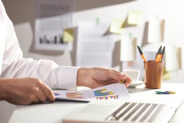 Modern Ofiste Veri Analizi, Dijital Araçlar ve Üretim Elementleri ile Profesyonel İş Akışı