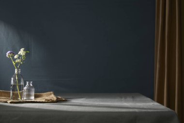 Doğal lşık Masasında Cam Vazolar Üzerinde Minimalist Çiçek Durgun Hayat.