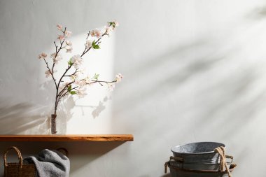 Doğal Işık ve Bitki Dekorasyonu ile Minimalist Ev İçi.