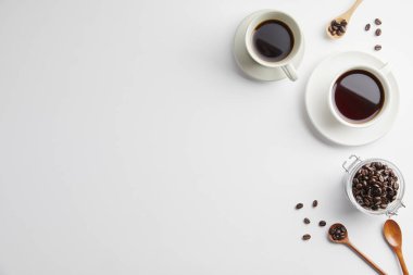 Beyaz zemin üzerinde bir fincan siyah çay ve kahve fotokopi alanı ile