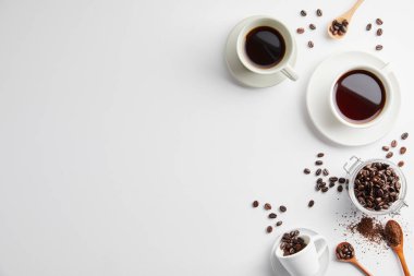 Beyaz zemin üzerinde koyu kahve olan kompozisyon