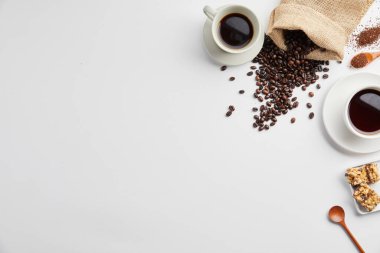 Fasulyeli kahve ve beyaz arka planda çikolata. yüksek kaliteli fotoğraf