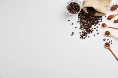 Beyaz arka planda bir fincan kahve ile kompozisyon