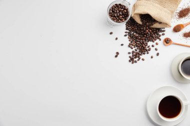 Kahve beyaz arka planda, üstten görünüm