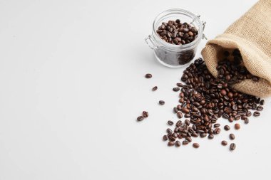 Beyaz arka planda farklı türde kahve içeren kompozisyon. Metin için boşluk olan üst görünüm