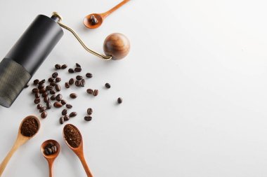 kahve çekirdekleri ve beyaz zemin üzerine Kahve değirmeni