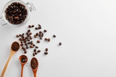 Kahve çekirdekli bir fincan taze kahve.