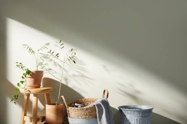 Bej renkli iç döşeme, güneşli duvarlar ve çeşitli nesneler..