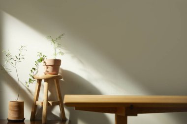 Bej renkli iç döşeme, güneşli duvarlar ve çeşitli nesneler..