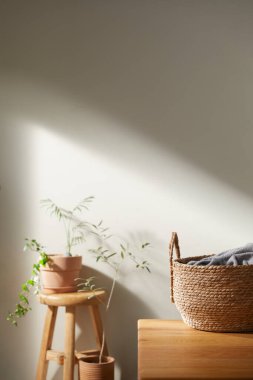 Bej renkli iç döşeme, güneşli duvarlar ve çeşitli nesneler..