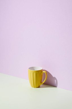 Renkli arka planda bir fincan kahve