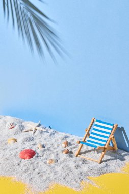Kumsalda hasır şapkalı ve kumsalda sandalyesi olan. yaz tatili.